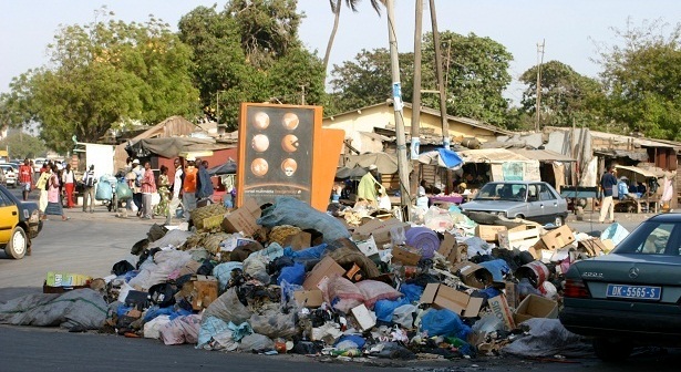 Dakar renoue avec les ordures
